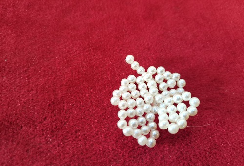 7月4日，在家里就能賺錢(qián)的工作，開(kāi)手工加工廠，居家手工靈活就業(yè)創(chuàng)業(yè)，手工之家的創(chuàng)新讓產(chǎn)品更有市場(chǎng)，圖為串珠米珠繡純手工產(chǎn)品剪影