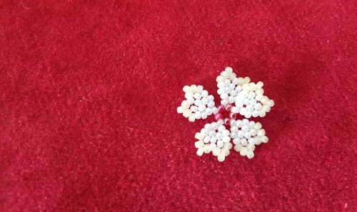 7月4日，在家里就能賺錢(qián)的工作，開(kāi)手工加工廠，居家手工靈活就業(yè)創(chuàng)業(yè)，手工之家的創(chuàng)新讓產(chǎn)品更有市場(chǎng)，圖為串珠米珠繡純手工產(chǎn)品剪影