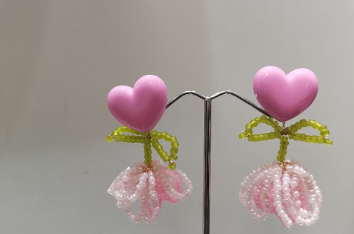 7月5日，手工活外發(fā)加工正規(guī)的廠家，開手工加工廠，拿回家做的手工活，大家與手工之家一起努力、一起收獲成長，圖為串珠米珠繡純手工產(chǎn)品剪影