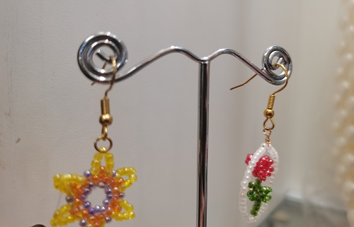 7月5日，手工活外發(fā)加工正規(guī)的廠家，開手工加工廠，拿回家做的手工活，大家與手工之家一起努力、一起收獲成長，圖為串珠米珠繡純手工產(chǎn)品剪影