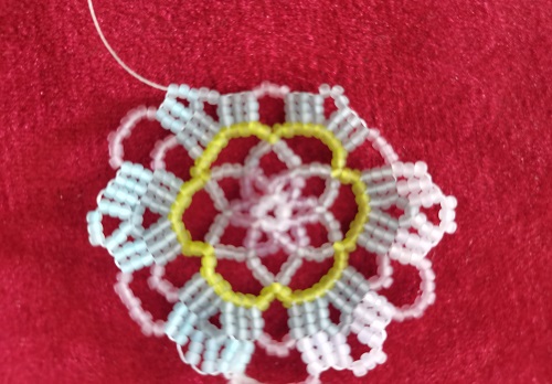 7月6日，在家做的手工靈活就業(yè)，手工兼職的正規(guī)網(wǎng)站，開(kāi)手工加工廠，在手工之家，服務(wù)好、選擇多，圖為串珠米珠繡純手工產(chǎn)品剪影