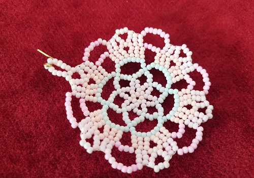 7月6日，在家做的手工靈活就業(yè)，手工兼職的正規(guī)網(wǎng)站，開(kāi)手工加工廠，在手工之家，服務(wù)好、選擇多，圖為串珠米珠繡純手工產(chǎn)品剪影