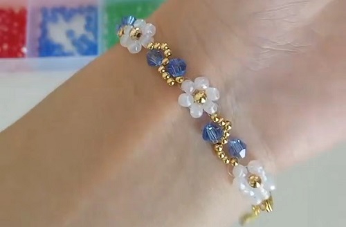 7月7日，手工活外發(fā)加工正規(guī)廠家直接發(fā)貨，手工靈活就業(yè)好選擇，開手工加工廠，手工之家始終重視外發(fā)加工，圖為飾品類串珠手工產(chǎn)品剪影