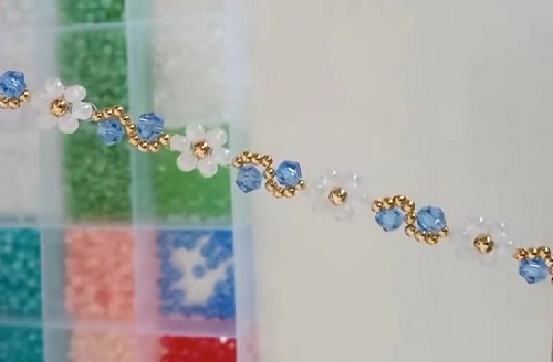 7月7日，手工活外發(fā)加工正規(guī)廠家直接發(fā)貨，手工靈活就業(yè)好選擇，開手工加工廠，手工之家始終重視外發(fā)加工，圖為飾品類串珠手工產(chǎn)品剪影