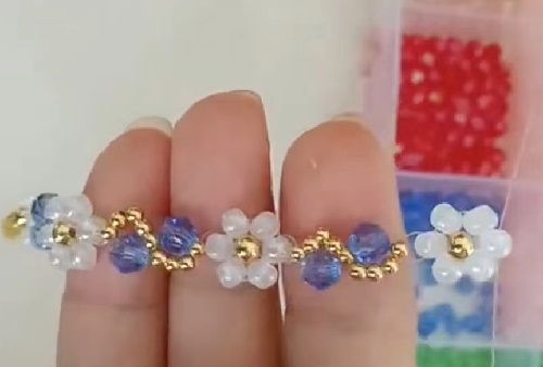 7月7日，手工活外發(fā)加工正規(guī)廠家直接發(fā)貨，手工靈活就業(yè)好選擇，開手工加工廠，手工之家始終重視外發(fā)加工，圖為飾品類串珠手工產(chǎn)品剪影