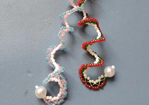 7月8日，在家怎么接手工活掙錢，在家做兼職的正規(guī)平臺，開手工加工廠，在手工之家，產(chǎn)品銷售讓純手工事業(yè)發(fā)展更好，圖為串珠米珠繡純手工產(chǎn)品剪影