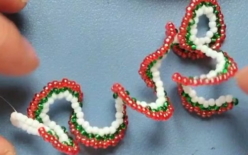 7月8日，在家怎么接手工活掙錢，在家做兼職的正規(guī)平臺，開手工加工廠，在手工之家，產(chǎn)品銷售讓純手工事業(yè)發(fā)展更好，圖為串珠米珠繡純手工產(chǎn)品剪影