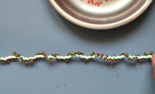 7月8日，在家怎么接手工活掙錢，在家做兼職的正規(guī)平臺，開手工加工廠，在手工之家，產(chǎn)品銷售讓純手工事業(yè)發(fā)展更好，圖為串珠米珠繡純手工產(chǎn)品剪影