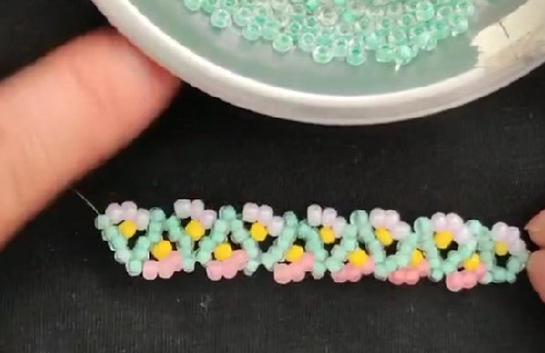 7月10日，兼職手工活可以帶回家做的，在家里做什么可以掙錢，開手工加工廠，手工之家對每一個(gè)合作人員公平、開放、真誠，圖為串珠米珠繡純手工產(chǎn)品剪影