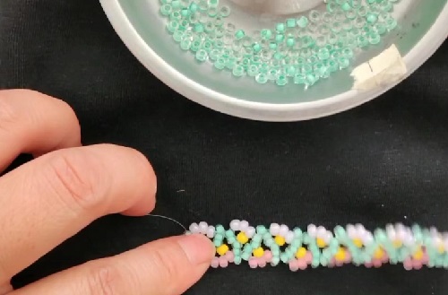 7月10日，兼職手工活可以帶回家做的，在家里做什么可以掙錢，開手工加工廠，手工之家對每一個(gè)合作人員公平、開放、真誠，圖為串珠米珠繡純手工產(chǎn)品剪影