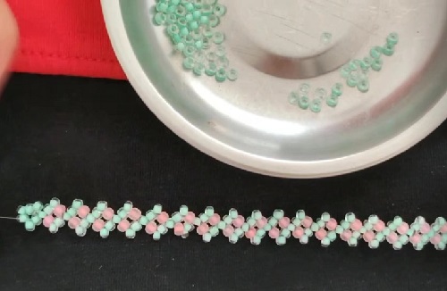 7月10日，兼職手工活可以帶回家做的，在家里做什么可以掙錢，開手工加工廠，手工之家對每一個(gè)合作人員公平、開放、真誠，圖為串珠米珠繡純手工產(chǎn)品剪影