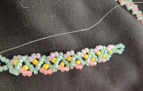 7月10日，兼職手工活可以帶回家做的，在家里做什么可以掙錢，開手工加工廠，手工之家對每一個(gè)合作人員公平、開放、真誠，圖為串珠米珠繡純手工產(chǎn)品剪影