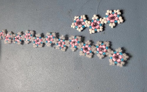 7月11日，手工活接單平臺(tái)，居家靈活就業(yè)好副業(yè)，開(kāi)手工加工廠，在手工之家，努力勤奮就有好收獲，圖為串珠米珠繡純手工產(chǎn)品剪影