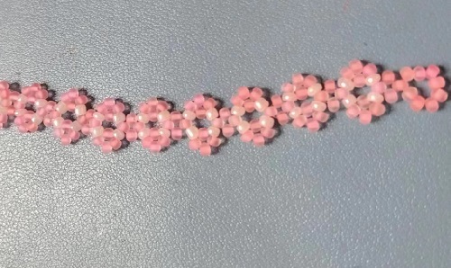 7月11日，手工活接單平臺(tái)，居家靈活就業(yè)好副業(yè)，開(kāi)手工加工廠，在手工之家，努力勤奮就有好收獲，圖為串珠米珠繡純手工產(chǎn)品剪影