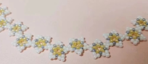 7月11日，手工活接單平臺(tái)，居家靈活就業(yè)好副業(yè)，開(kāi)手工加工廠，在手工之家，努力勤奮就有好收獲，圖為串珠米珠繡純手工產(chǎn)品剪影