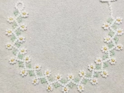 7月12日，在家做的手工活正規(guī)平臺，在家可以做的兼職工作，居家靈活就業(yè)好副業(yè)，開手工加工廠，手工之家純手工加工銷售讓合作人員收入很好，圖為串珠米珠繡手工產(chǎn)品剪影