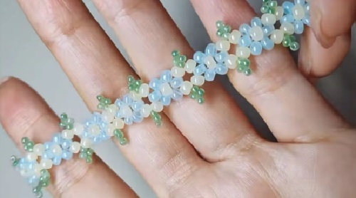 7月12日，在家做的手工活正規(guī)平臺，在家可以做的兼職工作，居家靈活就業(yè)好副業(yè)，開手工加工廠，手工之家純手工加工銷售讓合作人員收入很好，圖為串珠米珠繡手工產(chǎn)品剪影