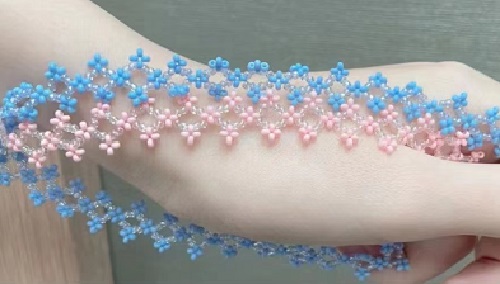 7月14日，在家能做的兼職正規(guī)，掙錢的副業(yè)，開(kāi)手工加工廠，手工之家多方面的努力讓大家愿意合作，圖為串珠米珠繡純手工產(chǎn)品剪影