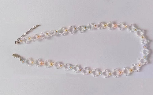 7月14日，在家能做的兼職正規(guī)，掙錢的副業(yè)，開(kāi)手工加工廠，手工之家多方面的努力讓大家愿意合作，圖為串珠米珠繡純手工產(chǎn)品剪影