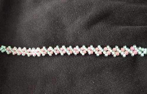 7月14日，在家能做的兼職正規(guī)，掙錢的副業(yè)，開(kāi)手工加工廠，手工之家多方面的努力讓大家愿意合作，圖為串珠米珠繡純手工產(chǎn)品剪影