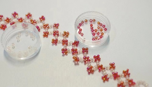 7月15日，外發(fā)手工活正規(guī)平臺，兼職手工在家可做，開手工加工廠，在手工之家，各種合作的服務(wù)都很好，圖為串珠米珠繡純手工產(chǎn)品剪影