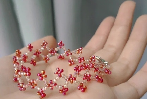 7月15日，外發(fā)手工活正規(guī)平臺，兼職手工在家可做，開手工加工廠，在手工之家，各種合作的服務(wù)都很好，圖為串珠米珠繡純手工產(chǎn)品剪影