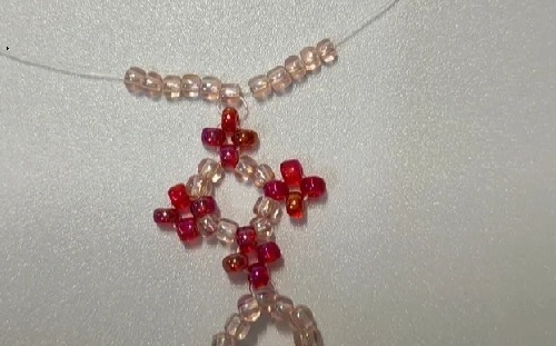 7月15日，外發(fā)手工活正規(guī)平臺，兼職手工在家可做，開手工加工廠，在手工之家，各種合作的服務(wù)都很好，圖為串珠米珠繡純手工產(chǎn)品剪影