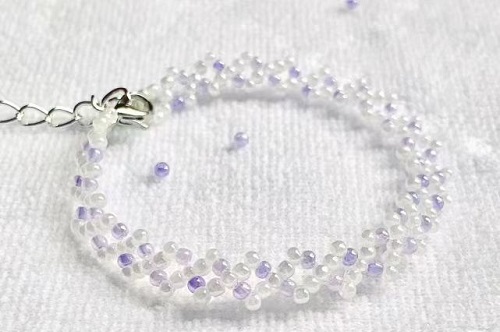 7月16日，在家可以做的兼職工作，在家手工靈活就業(yè)，開手工加工廠，與手工之家良好合作，因?yàn)檫@里加工銷售掙錢都放心，圖為串珠米珠繡純手工產(chǎn)品剪影