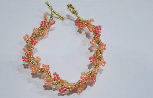 7月16日，在家可以做的兼職工作，在家手工靈活就業(yè)，開手工加工廠，與手工之家良好合作，因?yàn)檫@里加工銷售掙錢都放心，圖為串珠米珠繡純手工產(chǎn)品剪影