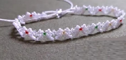 7月16日，在家可以做的兼職工作，在家手工靈活就業(yè)，開手工加工廠，與手工之家良好合作，因?yàn)檫@里加工銷售掙錢都放心，圖為串珠米珠繡純手工產(chǎn)品剪影