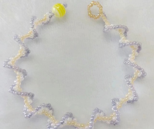 7月17日，兼職手工活可以帶回家做的，居家靈活就業(yè)好副業(yè)，開(kāi)手工加工廠，在手工之家，選擇不同收入也不一樣，圖為串珠米珠繡純手工產(chǎn)品剪影