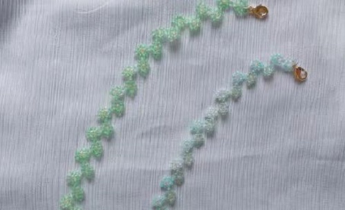 7月17日，兼職手工活可以帶回家做的，居家靈活就業(yè)好副業(yè)，開(kāi)手工加工廠，在手工之家，選擇不同收入也不一樣，圖為串珠米珠繡純手工產(chǎn)品剪影