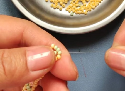 7月18日，在家兼職手工活，靈活就業(yè)創(chuàng)業(yè)手工副業(yè)，開手工加工廠，手工之家與合作人員一起成長收獲，圖為串珠米珠繡純手工產品剪影