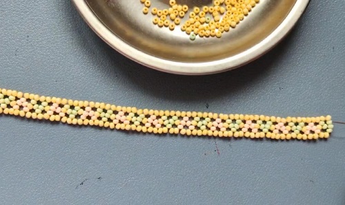 7月18日，在家兼職手工活，靈活就業(yè)創(chuàng)業(yè)手工副業(yè)，開手工加工廠，手工之家與合作人員一起成長收獲，圖為串珠米珠繡純手工產品剪影