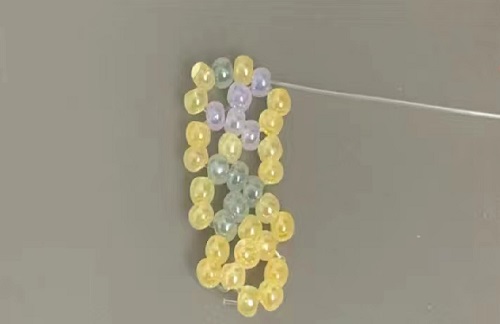 7月18日，在家兼職手工活，靈活就業(yè)創(chuàng)業(yè)手工副業(yè)，開手工加工廠，手工之家與合作人員一起成長收獲，圖為串珠米珠繡純手工產品剪影