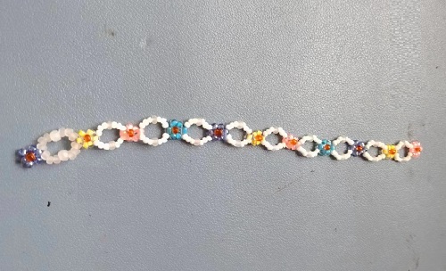 7月19日，附近有沒有兼職手工活，在家做的手工副業(yè)，開手工加工廠，做手工傳承官，在手工之家，每一種合作都有成熟的服務(wù)和支持，圖為串珠米珠繡純手工產(chǎn)品剪影