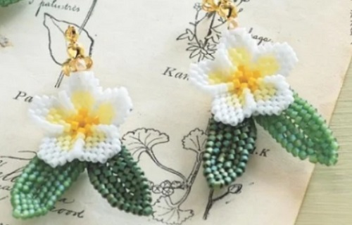 7月20日，外發(fā)加工接單平臺，靈活就業(yè)好手工項目，開手工加工廠，做手工傳承官，在手工之家手工事業(yè)是大家長久合作的結(jié)果，圖為串珠米珠繡純手工產(chǎn)品剪影