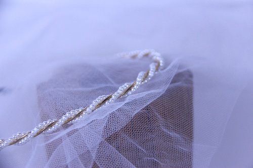 7月21日，在家做的手工活正規(guī)平臺(tái)，靈活就業(yè)好選擇，開手工加工廠，做手工傳承官，在手工之家，因?yàn)樾湃嗡匀σ愿?，圖為串珠米珠繡純手工產(chǎn)品剪影