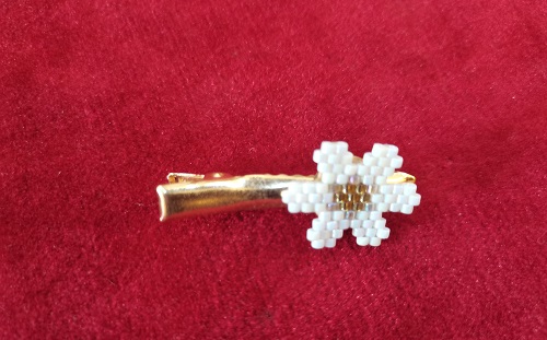 7月23日，在家兼職手工活，帶回家做的手工項目，做手工傳承官，合作長期穩(wěn)定，因為手工之家和手工事業(yè)一直在創(chuàng)新發(fā)展，圖為串珠米珠繡純手工產品剪影