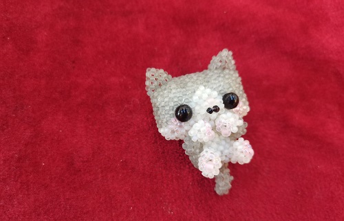 7月25日，在家可以做的工作，拿回家做的手工項(xiàng)目，做手工傳承官，與手工之家合作，因?yàn)榭春眠@里、相信這里，圖為串珠米珠繡純手工產(chǎn)品剪影