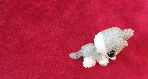 7月25日，在家可以做的工作，拿回家做的手工項(xiàng)目，做手工傳承官，與手工之家合作，因?yàn)榭春眠@里、相信這里，圖為串珠米珠繡純手工產(chǎn)品剪影