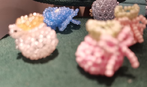 7月26日，手工活接單正規(guī)平臺(tái)，可靠的串珠手工創(chuàng)業(yè)項(xiàng)目，做手工傳承官，在手工之家，付出越多、收入才能越多，圖為串珠米珠繡純手工產(chǎn)品剪影