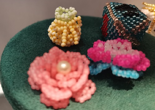 7月26日，手工活接單正規(guī)平臺(tái)，可靠的串珠手工創(chuàng)業(yè)項(xiàng)目，做手工傳承官，在手工之家，付出越多、收入才能越多，圖為串珠米珠繡純手工產(chǎn)品剪影