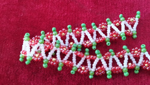 7月27日，可在家做的兼職手工活，在家做串珠手工掙錢，做手工傳承官，在手工之家掙錢，要堅持做好這四點，圖為串珠米珠繡純手工產(chǎn)品剪影