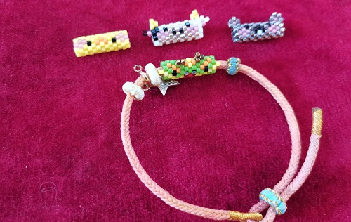 7月27日，可在家做的兼職手工活，在家做串珠手工掙錢，做手工傳承官，在手工之家掙錢，要堅持做好這四點，圖為串珠米珠繡純手工產(chǎn)品剪影