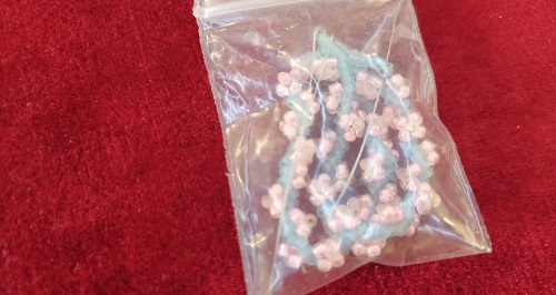 7月27日，可在家做的兼職手工活，在家做串珠手工掙錢，做手工傳承官，在手工之家掙錢，要堅持做好這四點，圖為串珠米珠繡純手工產(chǎn)品剪影