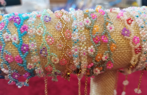 7月28日，外發(fā)手工領(lǐng)回家做，靈活就業(yè)好副業(yè)，做手工傳承官，與手工之家合作，線上線下都會(huì)讓大家了解清楚，圖為串珠米珠繡純手工產(chǎn)品剪影