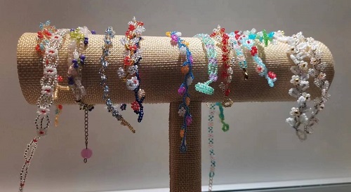 7月28日，外發(fā)手工領(lǐng)回家做，靈活就業(yè)好副業(yè)，做手工傳承官，與手工之家合作，線上線下都會(huì)讓大家了解清楚，圖為串珠米珠繡純手工產(chǎn)品剪影