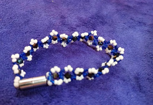 圖為串珠米珠繡純手工產(chǎn)品剪影 圖為串珠米珠繡純手工產(chǎn)品剪影