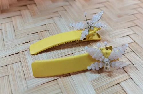 8月3日，家里干的手工活兼職，純手工加工項(xiàng)目，做手工傳承官，在手工之家，做得多，收入更好，圖為串珠米珠繡純手工產(chǎn)品剪影